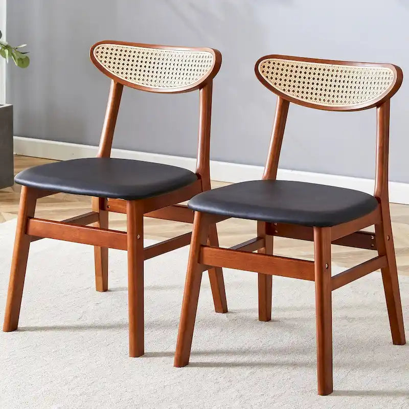 La chaise de salle à manger élégante et durable en bois massif, avec son petit dossier incurvé et son coussin en PU, s'accorde avec n'importe quelle pièce grâce à sa belle forme.