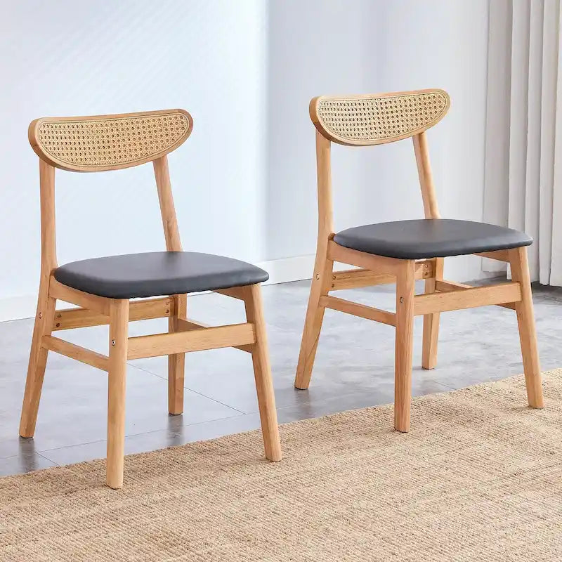 La chaise de salle à manger élégante et durable en bois massif, avec son petit dossier incurvé et son coussin en PU, s'accorde avec n'importe quelle pièce grâce à sa belle forme.