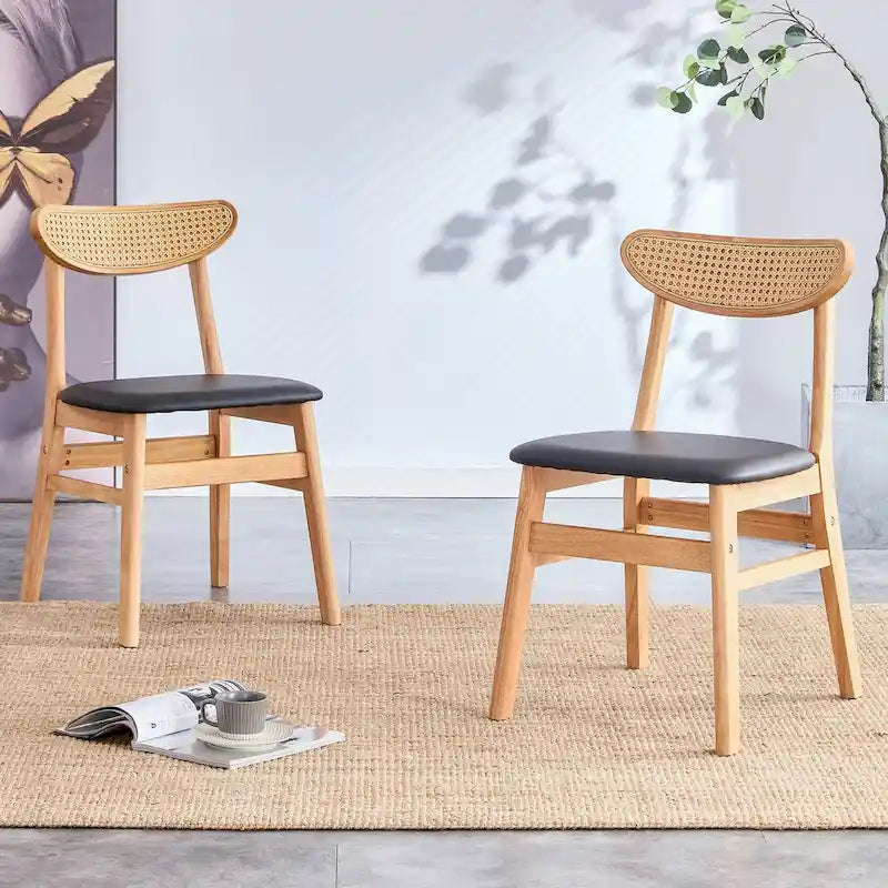 La chaise de salle à manger élégante et durable en bois massif, avec son petit dossier incurvé et son coussin en PU, s'accorde avec n'importe quelle pièce grâce à sa belle forme.