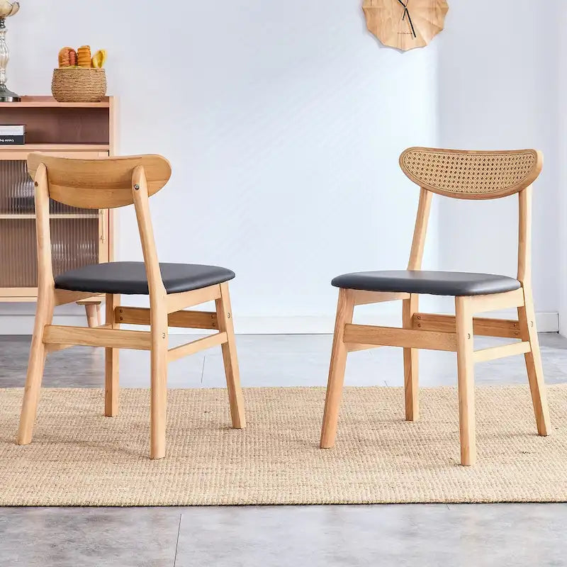 La chaise de salle à manger élégante et durable en bois massif, avec son petit dossier incurvé et son coussin en PU, s'accorde avec n'importe quelle pièce grâce à sa belle forme.