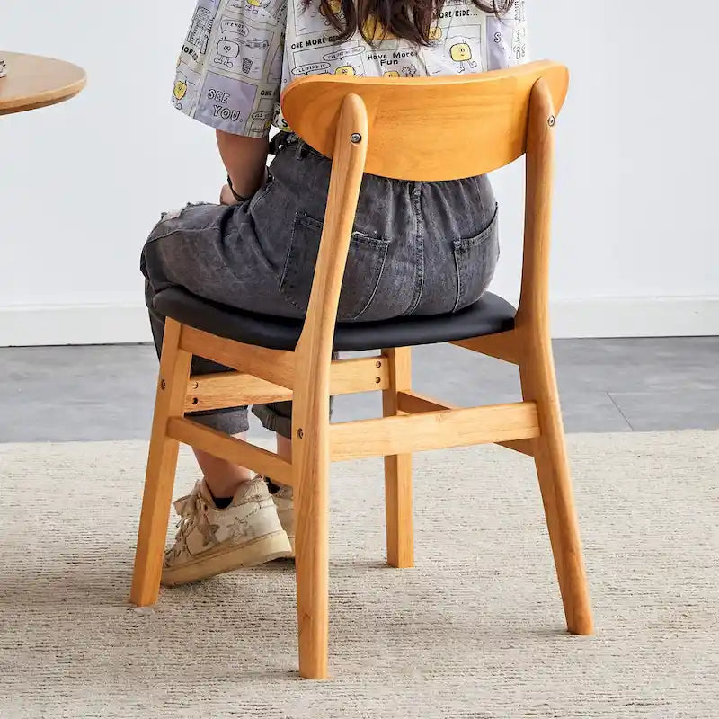 La chaise de salle à manger élégante et durable en bois massif, avec son petit dossier incurvé et son coussin en PU, s'accorde avec n'importe quelle pièce grâce à sa belle forme.