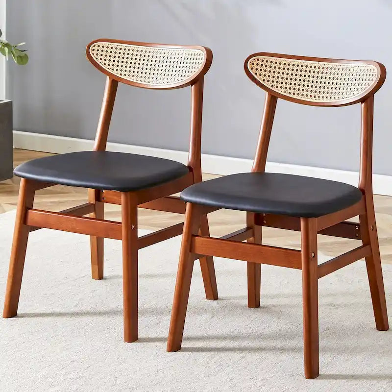 La chaise de salle à manger élégante et durable en bois massif, avec son petit dossier incurvé et son coussin en PU, s'accorde avec n'importe quelle pièce grâce à sa belle forme.