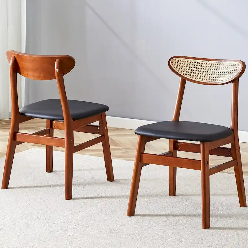 La chaise de salle à manger élégante et durable en bois massif, avec son petit dossier incurvé et son coussin en PU, s'accorde avec n'importe quelle pièce grâce à sa belle forme.