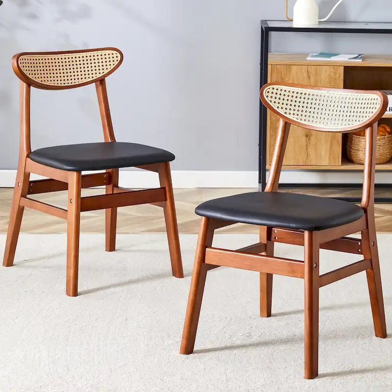 La chaise de salle à manger élégante et durable en bois massif, avec son petit dossier incurvé et son coussin en PU, s'accorde avec n'importe quelle pièce grâce à sa belle forme.